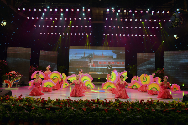 新华集团举办“2015年金秋文艺晚会暨授牌典礼” 第 5 张 新华集团举办“2015年金秋文艺晚会暨授牌典礼” 第 5 张