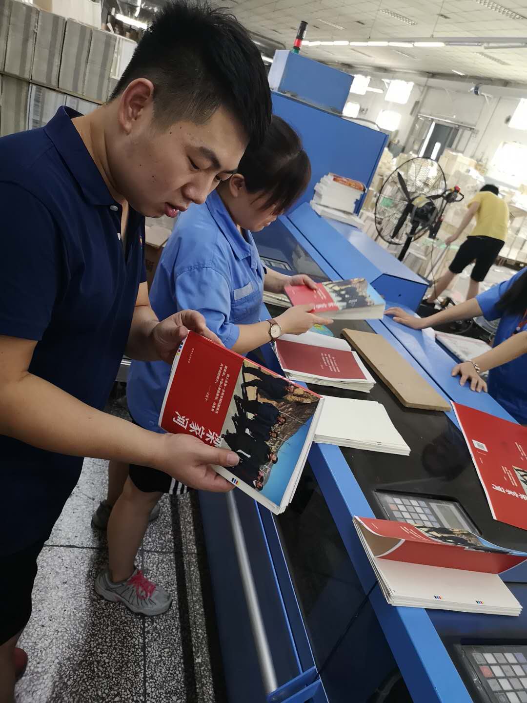 临沂新华全力以赴保障习近平系列党政阅读用书《 梁家河》印制工作 第 7 张 临沂新华全力以赴保障习近平系列党政阅读用书《 梁家河》印制工作 第 7 张